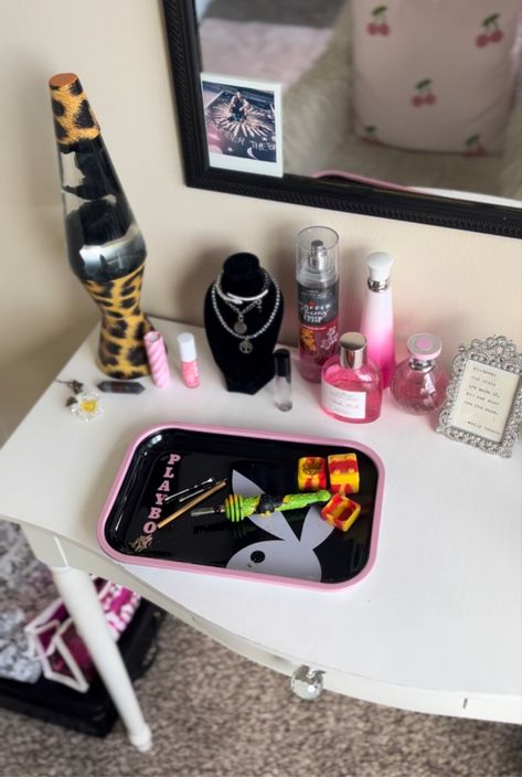 Cute Tray Decor, Y2k Bathroom Aesthetic, Sprayed Za, Y2k Vanity, Y2k Pink Room, Y2k Goth Aesthetic, Y2k Bathroom, Pink Mcbling Bedroom, 2000s Pink And Black Room