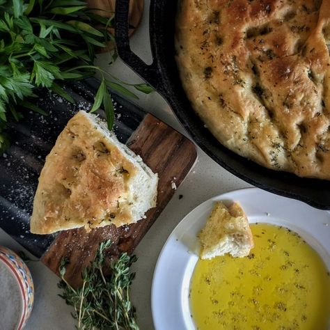 Stovetop Focaccia - The Buslife Kitchen Stove Top Bread, Stovetop Bread, Foccacia Recipe, Foccacia Bread, Easy Foods, Focaccia Recipe, Focaccia Bread, Stove Oven, Easy Bread