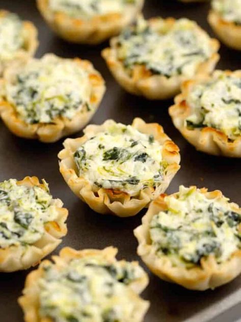 Spinach Artichoke Bites, Greek Spanakopita, Artichoke Bites, Baked Spinach Artichoke Dip, Thanksgiving Appetizers Easy, Phyllo Cups, Pasta Fillo, Easter Appetizers, Festive Appetizers