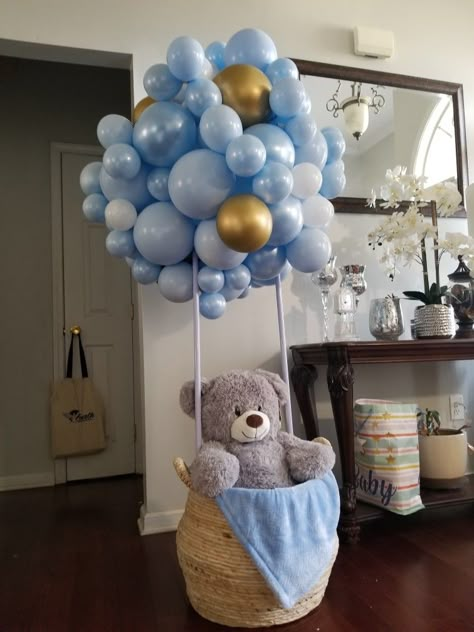 Teddy Bear Balloon Basket, Bear Baby Shower Cake, Baby Shower Teddy Bear, Boy Baby Shower Centerpieces, Baby Shower Balloon Decorations, Bear Baby Shower Theme, Idee Babyshower, Baby Shower Deco