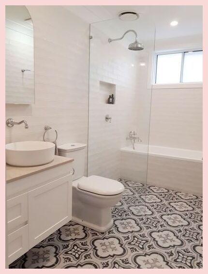 Bathroom With White Wall Tiles, White Bathroom Patterned Floor, Lisbon Tiles Bathroom, Black And White Moroccan Tile Bathroom, Bathroom With Moroccan Tiles, Bathroom Floor Tiles Patterns, Bathroom Subway Tiles Design Ideas, Bathroom Spanish Tiles, Bathroom Moroccan Tiles