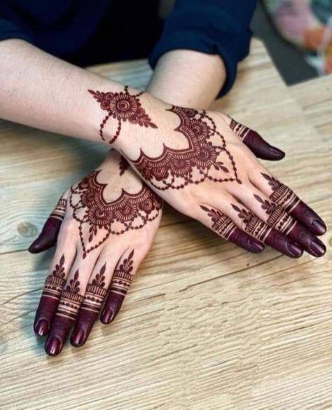 Mehndi ✨Heena ✨ Motif Henna, Mehndi Design For Kids, Wedding Pelamin, Beautiful Simple Mehndi Design, Red Henna, Henna Wedding, Eid Henna, Henna Tattoo Hand, Henna Tattoo Designs Hand