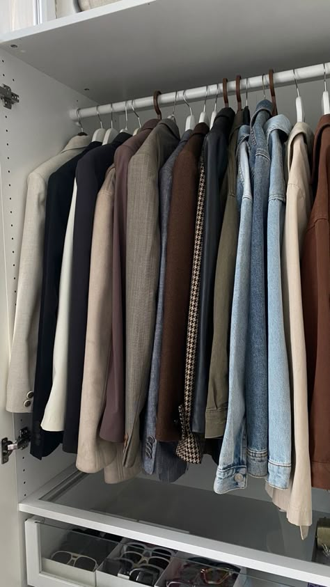 Dorm Bathroom Organization, Minimal Closet, Men Pants Pattern, Organized Closet, Winter Fashion Outfits Casual, Casual Shirt Women, Closet Goals, Garment Racks, Looks Black