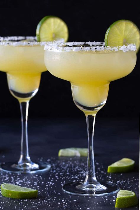 This Virgin (non-alcoholic) Margarita is sweet, tart and refreshing. An easy mocktail that can be enjoyed by everyone! Easy Virgin Margarita, Virgin Margaritas Non Alcoholic, Mocktail Margaritas Easy, Mocktails Margaritas, Margarita Non Alcoholic, Margarita Mocktail Non Alcoholic, Mocktail Margaritas, Virgin Margarita Recipe, Virgin Margaritas