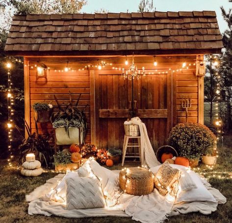 Vintage Toaster, Shabby Chic Dining Room, Living Room Stands, Midwest Living, Antique Dishes, Rustic Dining Room, Comfortable Home, She Sheds, Red Ornaments