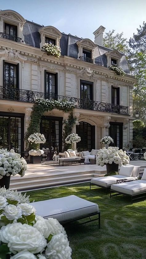 Luxury House Old Money, Old Money Flowers Aesthetic, Old Money House Backyard, Huge Old Money Mansion, Luxury Old Money Mansion, Old Money House Exterior Layout, Old Money Modern House, Luxury Mansion Backyard, Small Old Money House