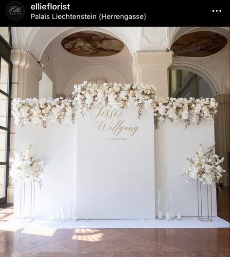 Square Wedding Backdrop, White Wall Wedding Backdrop, Wedding Welcome Backdrop, Wedding Backdrop White Flowers, Wedding Backdrop With Flowers, Picture Area For Wedding, Wedding Photo Zone Ideas, Elegant Backdrop Wedding, Wedding Picture Backdrop Ideas