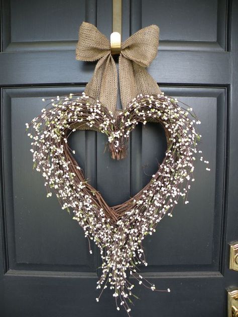 Valentines Wreath Ideas, Heart Wreath Diy, Heart Gifs, Valentine Craft Decorations, Heart Shaped Wreath, Valentines Wreath, Diy Valentine's Day Decorations, Animated Heart, Rustic Valentine