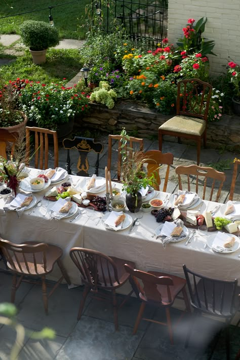 A Daily Gathering Countryside Dinner + A Lush Table Runner - A Daily Something Farmhouse Dinner, French Dinner Parties, Farm To Table Dinner, Family Style Weddings, Outdoor Dinner Party, Dinner Party Table Settings, Italian Dinner Party, Lunch Party, Engagement Dinner