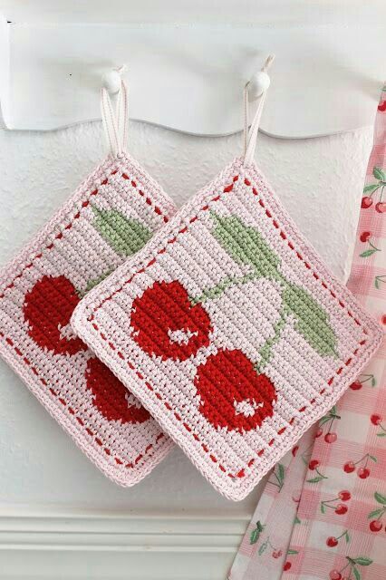 Cherries Crochet, Crochet Pot, Crochet Potholders, Tapestry Crochet Patterns, Crochet Kitchen, Crochet Dishcloths, Crochet Tapestry, Diy Crochet Projects, Crochet Stitches Patterns