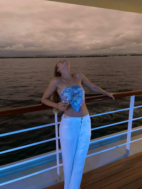 Boat Cruise Outfit Summer, Cruise Poses Photo Ideas, Cruise Aesthetic Outfits, Cruise Picture Ideas Instagram, Cruise Pics Ideas, Cruise Aesthetic Pics, Cruise Inspo Pics, Cruise Photoshoot, Cruise Photography Ideas