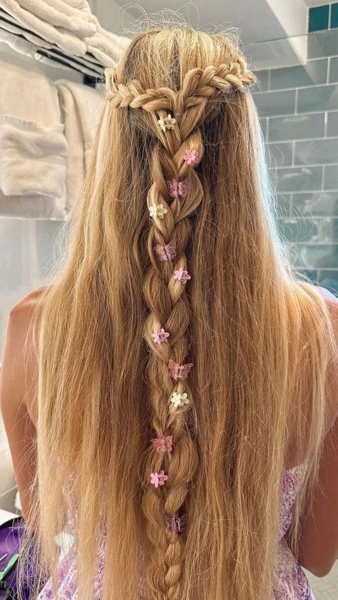 Repunzal Hair Styles, Rapunzel Hair Inspiration, Cute Hairstyles Hoco, Rapunzel Inspired Hairstyles, Tangled Inspired Hairstyle, Rupunzle Hair, Rapunzel Hairstyle Tangled, Flower Hair Styles, Tangled Hairstyle Rapunzel