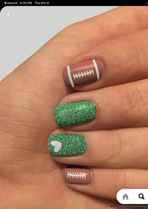 Football Pedicure Designs, Cute Easy Gel Nail Designs, Fall Football Nail Designs, Football Nail Designs School Colors, Sports Nails Designs, Football Nails Acrylic, Fall Football Nails, Football Nail Ideas, Cute August Nails