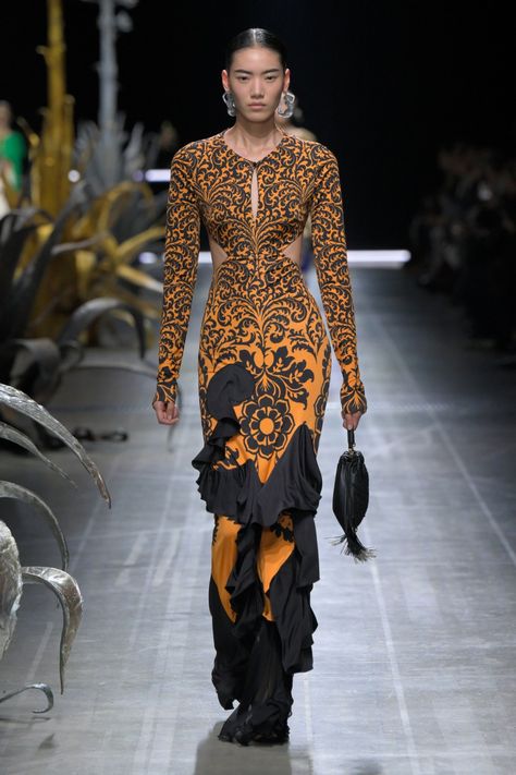 Etro Spring 2025 Ready-To-Wear Collection at Milan Fashion Week 2025 Fashion, Spring 2025, Skirt Style, Fashion 2024, Girls Life, Milan Fashion, Fashion Classy, Milan Fashion Week, Skirt Fashion