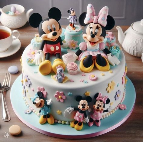 @erlitakrist Twin Birthday Cakes, Friends Cake, Friends Party, Twin Birthday, Third Birthday, Birthday Cake Kids, 3rd Birthday Parties, Mickey And Friends, Baby Cake