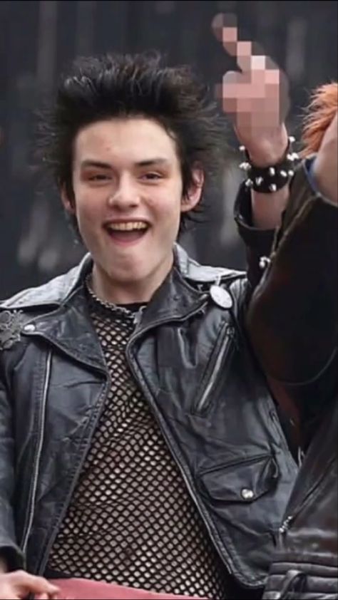 Sid Vicious Louis Partridge, Joe Weller, Punk Guys, Louis Patridge, Louis Partridge, Best Riddle, Sid Vicious, Punk Hair, Lost Girl