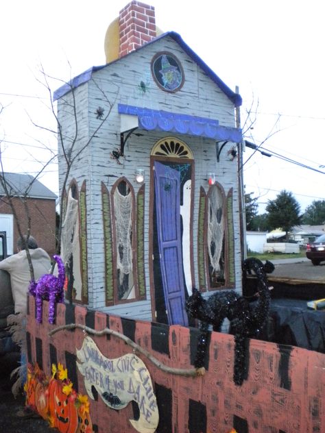 Haunted House Parade Float, Haunted House Trunk Or Treat Ideas, Halloween Float Ideas, Halloween Parade Float, Homecoming Floats, Christmas Parade Floats, Halloween Witch Decorations, Halloween Parade, Horror House