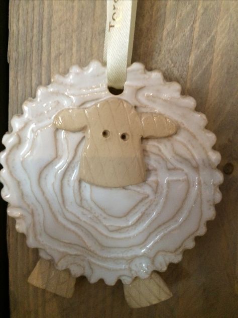 Clay Sheep, Sheep Ornaments, Easter Pottery, Ceramic Pinch Pots, Pottery Sale, Christmas Pottery, Clay Christmas Decorations, Air Dry Clay Ideas, Dry Clay Ideas