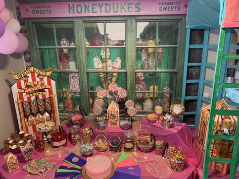 Diy Honeydukes Shop, Honeydukes Decor, Honeydukes Trunk Or Treat, Honeydukes Candy Bar, Honeydukes Party, Harry Potter Christmas Diy, Sorting Ceremony, Harry Potter Honeydukes, Harry Potter Display