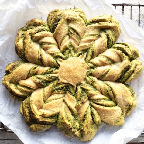 Puff Pastry Pinwheels, Bread Wreath, Pesto Bread, Star Bread, Christmas Bread, Pesto Pizza, Bread Art, British Baking, Christmas Appetizers