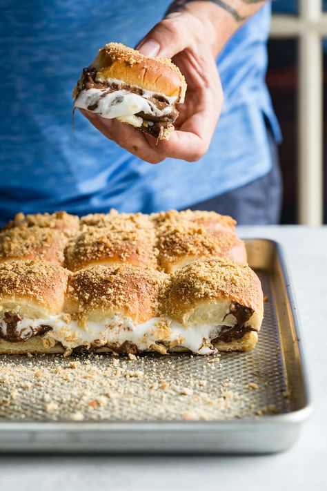 Yummy sweet Hawaiian S'mores Slider buns stuffed with marshmallow, chocolate and graham crackers! Pesto Sliders, Italian Pesto, Marshmallow Chocolate, Biscuits Graham, Hawaiian Sweet Rolls, Chocolate Marshmallow, Slider Buns, Hawaiian Rolls, Chocolate Marshmallows