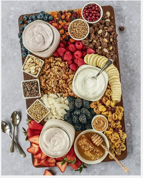 Parfait Board, Yogurt Parfait Bar, Mom Brunch, Breakfast Brunch Party, Parfait Bar, Breakfast Parfait, Thanksgiving Brunch, Charcuterie Board Ideas, Bite Size Snacks