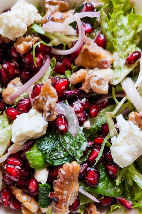 Pomegranate and feta salad - A healthy and tasty Mediterranean salad Pomegranate Walnut Salad, Pomegranate Feta Salad, Mediterranean Salad Recipes, Pomegranate And Feta Salad, Healthy Mediterranean Salad, Pomegranate Recipes Salad, Feta Salad Recipe, Pomegranate Recipes, Creamy Feta