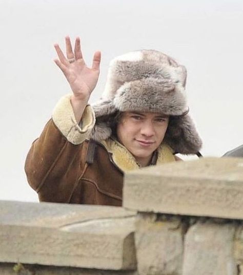 Harry Styles Winter, Clevedon Pier, Fluffy Vest, Fluffy Jacket, British Boys, Harry Styles Photos, Mr Style, 1d And 5sos, Dua Lipa