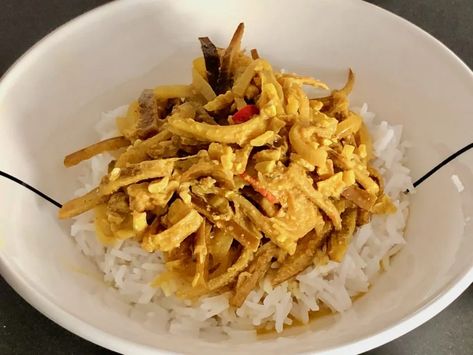 banana peel curry - surprising.recipes Banana Skin Recipes, Banana Peel Recipes, Banana Dishes, Apple Pie Smoothie, Beautiful Recipes, Veg Curry, Healthy Plates, Eating Bananas, Vegetarian Dish