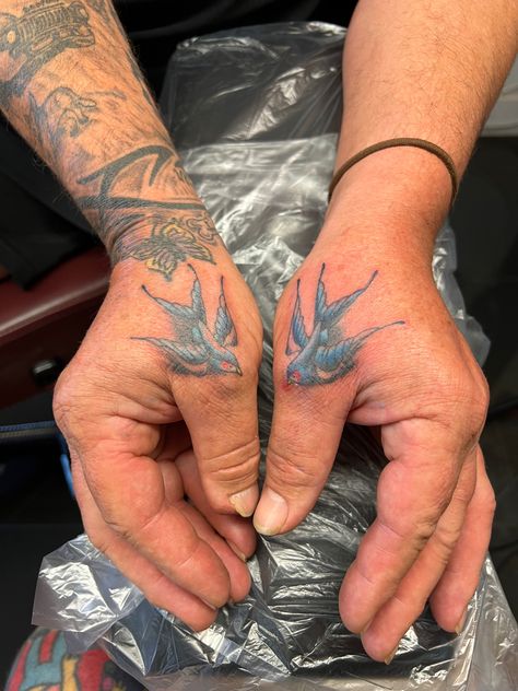 Swallows Hand Swallow Tattoo, Swallow Tattoo Hand, Swallow Hand Tattoo, Swallow Tattoo, Tattoo Traditional, School Tattoo, Hand Tattoo, Forearm Tattoo Men, Swallows