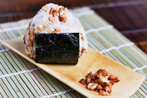 Japanese Onigiri Rice Balls with Chicken Mince (鶏そぼろおにぎり) - Sudachi Recipes Salmon Rice Balls, Chicken Onigiri, Salmon Onigiri, Onigiri Filling, Japanese Onigiri, Japanese Salmon, Bento Meals, Onigiri Rice, Chicken Mince