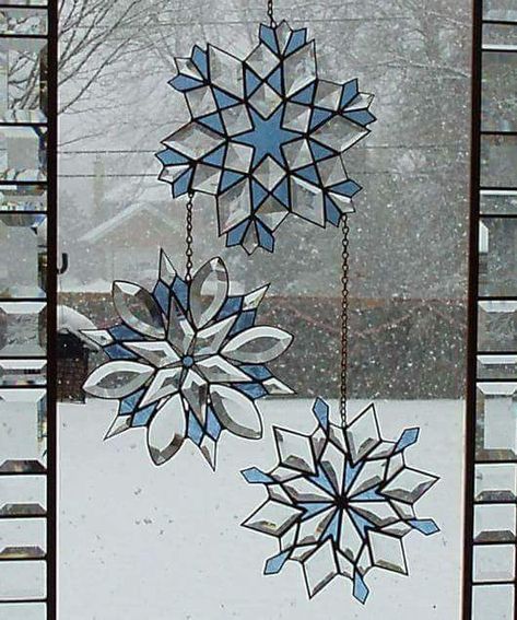 Snowflake stain glass. Beautiful window decorations #230 Mosaic Stained, Glass Art Projects, Stained Glass Ornaments, Stained Glass Suncatchers, Stained Glass Christmas, Stained Glass Diy, Stained Glass Crafts, Art Stained, Stained Glass Designs