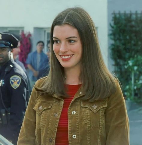 Princess Mia Hair, Anne Hathaway Princess Diaries, Anne Hathaway Hair, Mia Thermopolis, The Princess Diaries, Princess Diaries, Girl Movies, 90s Hairstyles, Mia 3