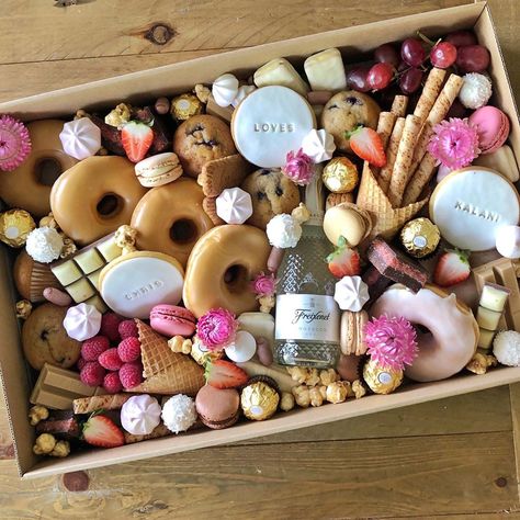 Dessert Gift Box Ideas, Grazing Box Ideas, Grazing Platter Ideas, Charcuterie Gift Box, Charcuterie Picnic, Grazing Boxes, Food Gift Box, Graze Box, Charcuterie Gifts