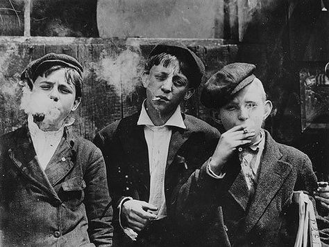 1899, NYC. Newsies strike: Pulitzer vs. Hearst. Lewis Wickes Hine, Labor Photos, Lewis Hine, Colorized Photos, American Children, Famous Photographers, Nagasaki, Martin Scorsese, Newsies