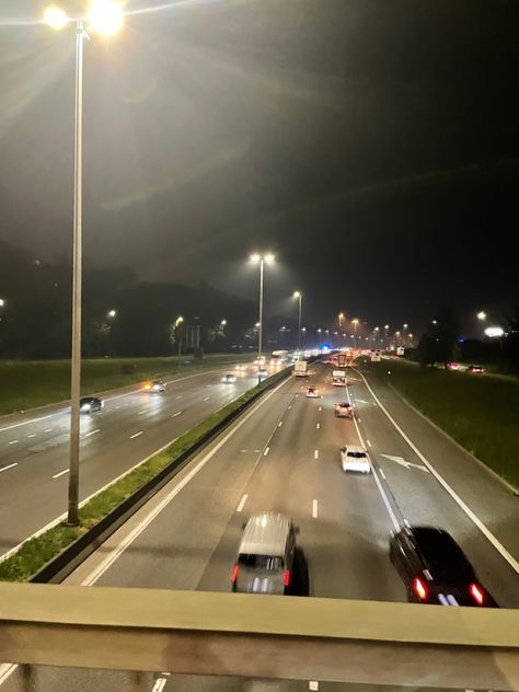 #road #cars #motorway #night Motorway At Night, Road Pics, Empty Road, Building Aesthetic, Car Breaks, Beautiful Roads, Night Scenery, Night Vibes, Actors Images