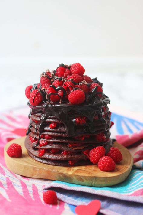 Raspberry Pancakes Recipe, Raspberry Pancakes, Raspberry Compote, Weekend Brunch Recipes, Milk Chocolate Recipes, Stack Of Pancakes, Chocolate And Raspberry, Pancake Calories, Desserts With Biscuits