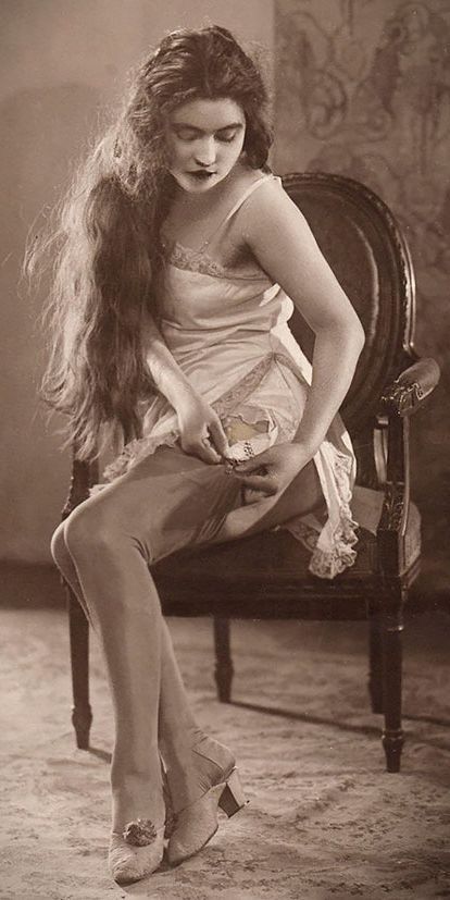 Glamour Vintage, Portrait Vintage, Vintage Stockings, 100 Years Ago, Vintage Portraits, Silent Film, Vintage Glamour, Vintage Lingerie, Vintage Girls