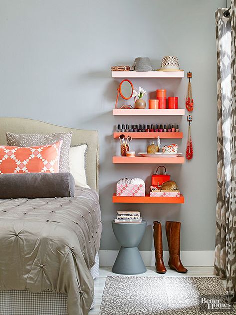 Solve your storage problems on the other side of the bed with built-in colorful shelves. Floating shelves with baskets can function like a mini chest of drawers when floor space is at a minimum. Nightstand Alternative, Colorful Shelf, Floating Shelves Bedroom, Diy Bedroom Storage, Storage Solutions Bedroom, Floating Shelves Bathroom, Multipurpose Furniture, Nightstand Storage, Estantes Flotantes