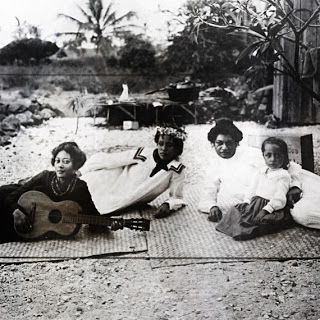 Women lounging in Kaneohe, Hawaii, 1853. Old Hawaiian Photos, Polynesian Women, Old Hawaii, Vintage Seaside, Hawaiian Woman, Hawaiian Crafts, Hawaiian History, Hawaiian Vintage, Real Photography