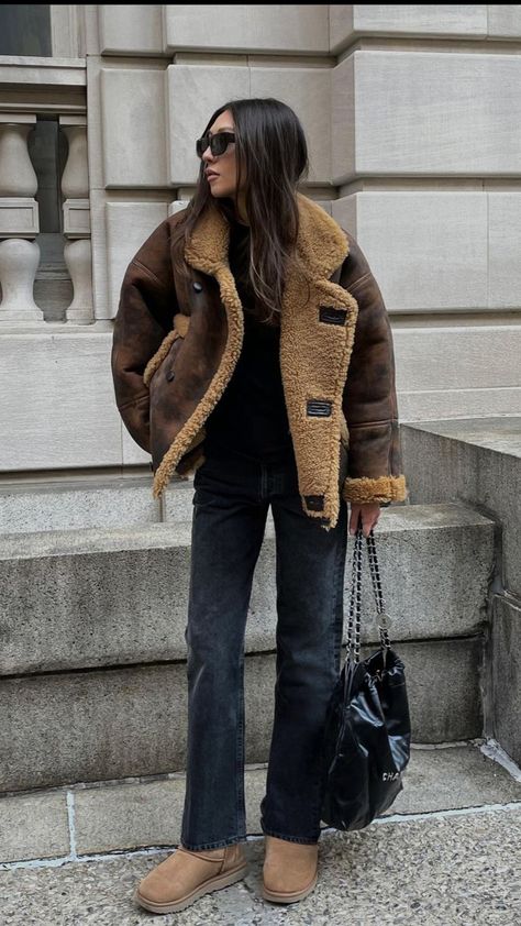 Aviator jacket,  street style Shyan Core, Jean Jacket Street Style, Aviator Jacket Outfit, Brown Aviator Jacket, Platform Outfits, Scandinavian Street Style, Brown Jacket Outfit, Fall Jackets Outfit, Suede Jacket Outfit