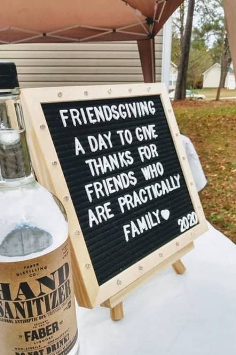 25+ Cheap Friendsgiving Decor Ideas for an Awesome Friendsgiving Dinner Party Friendsgiving Seating Ideas, Friendsgiving Birthday Party Kids, Friendsgiving Chalkboard Sign, Easy Friendsgiving Table Decor, Friendsgiving Table Ideas, Friendsgiving Prayer, Friendsgiving Recipe Ideas, Friends Giving Idea, Friendsgiving Glasses