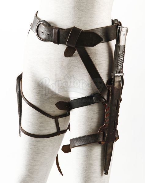 Rocket's (Jena Malone) Leather Belt with Holsters Stile Harry Potter, Pretty Knives, Ren Fair, Leather Armor, Fantasy Outfits, Maze Runner, Fantasy Clothing, Fantasy Fashion, Gothic Lolita