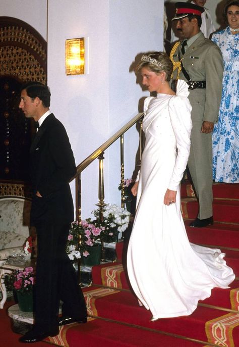 Los príncipes de Gales durante el banquete ofrecido en Barhéin en el que Lady Di lleva el vestido que ahora ha sido subastado. Dianas Dresses, Diana Wedding Dress, Diana Style, Princ Harry, Princess Diana Dresses, White Evening Gowns, Princess Diana Fashion, Princess Diana Family, Princess Diana Pictures