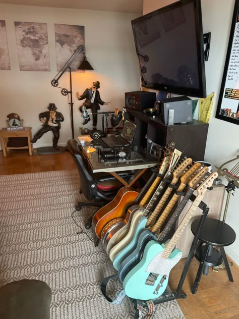 Casa Rock, Gitar Vintage, Music Room Design, Home Recording Studio Setup, Music Bedroom, Recording Studio Setup, Home Music Rooms, Home Studio Ideas, Guitar Room