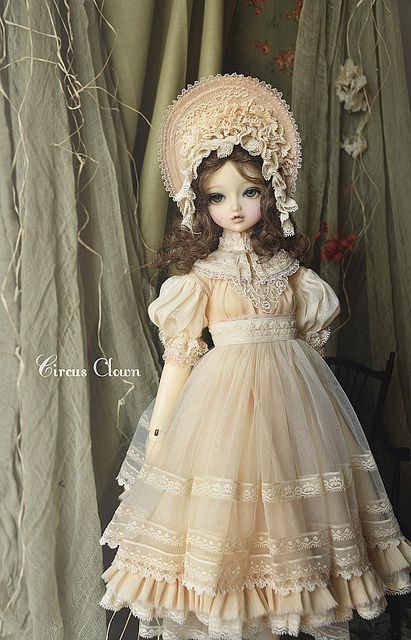 Old Dolls Vintage, Porcelain Doll Clothes, Antique Doll Dress Patterns Free, Vintage Doll Dress, Antique Doll Dress, Antique French Fashion Dolls, Old Fashion Dresses, Dress Doll, Doll Vintage