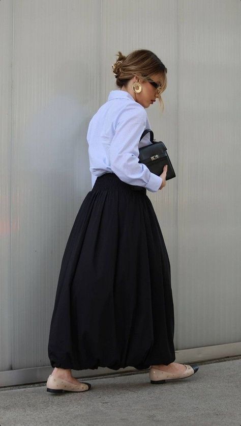 Long Pleated Skirt Outfit, Long Skirts Summer, Long Black Skirt Outfit, Bubble Skirts, Black Skirt Outfits, Outfit Elegantes, Skirts Summer, Balloon Skirt, Long Skirt Outfits