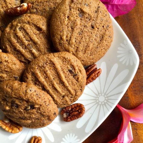 I've used brown rice flour, dark chocolate chips, pecans and coconut sugar to bake these gluten free cookies. Crunchy and slightly chewy. Cookies With Rice Flour, Rice Flour Cookies, Rice Cookies, Rice Flour Recipes, Gf Cookies, No Flour Cookies, Brown Rice Flour, Crunchy Cookies, Gluten Free Treats