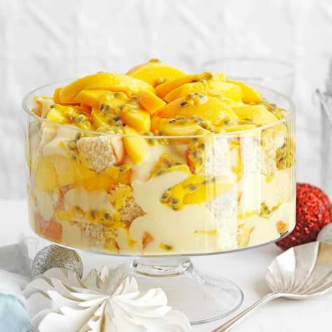 Avo Pasta, Custard Trifle, Trifle Bowl Recipes, Trifle Dessert Recipes, Fruit Trifle, Mango Passionfruit, Trifle Recipes, Ww Recipe, Trifle Desserts