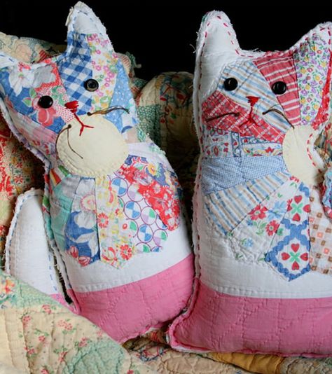 Turn Remnants from an Old Quilt Into a Cute Cat - Quilting Digest Cat Stuffed Animal Pattern Free Sewing, Cat Stuffed Animal Pattern, Quilt Sewing Room, Quilting Digest, Stuffed Cat, Pillow Crafts, Spring Quilts, A Cute Cat, Quilted Gifts